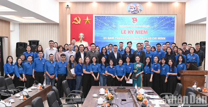 《人民报》社各位代表和青年、胡志明共青团团员合影。 《人民报》社各位代表和青年、胡志明共青团团员合影。