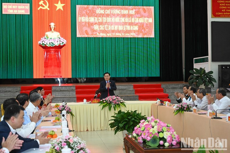 国会主席王廷惠在安江省军事指挥部致以新年祝福。 国会主席王廷惠在安江省军事指挥部致以新年祝福。