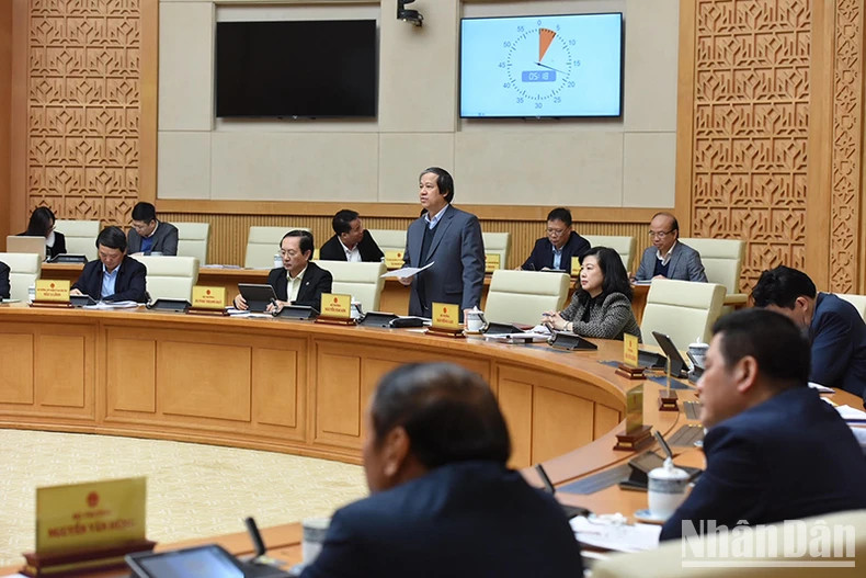 教育与培训部部长阮金山发表讲话。