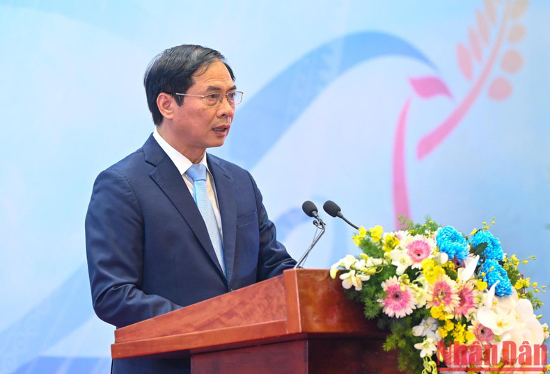 越南外交部部长裴青山在纪念典礼上发言。 越南外交部部长裴青山在纪念典礼上发言。