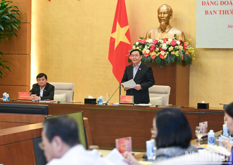 国会主席王廷惠发表讲话。