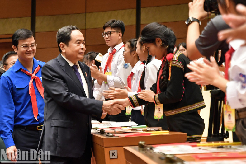 国会主席陈青敏强调，党和国家始终特别关注儿童保护、照顾和教育工作。