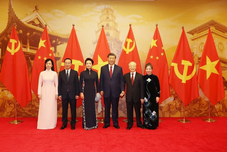 越共中央总书记阮富仲和夫人、越南国家主席武文赏和夫人,中共中央总书记、中国国家主席习近平和夫人合影。 越共中央总书记阮富仲和夫人、越南国家主席武文赏和夫人,中共中央总书记、中国国家主席习近平和夫人合影。