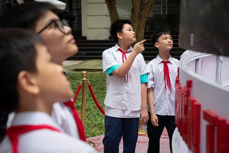 学生们了解图上的信息。 学生们了解图上的信息。