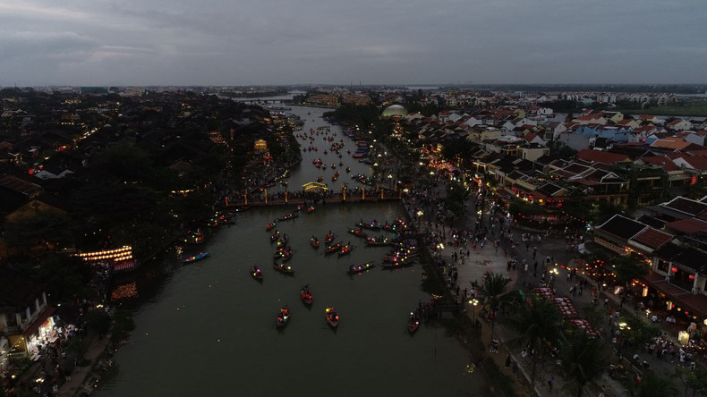 2023年12月31日会安街的热闹场景。（图片来源：laodong.vn）