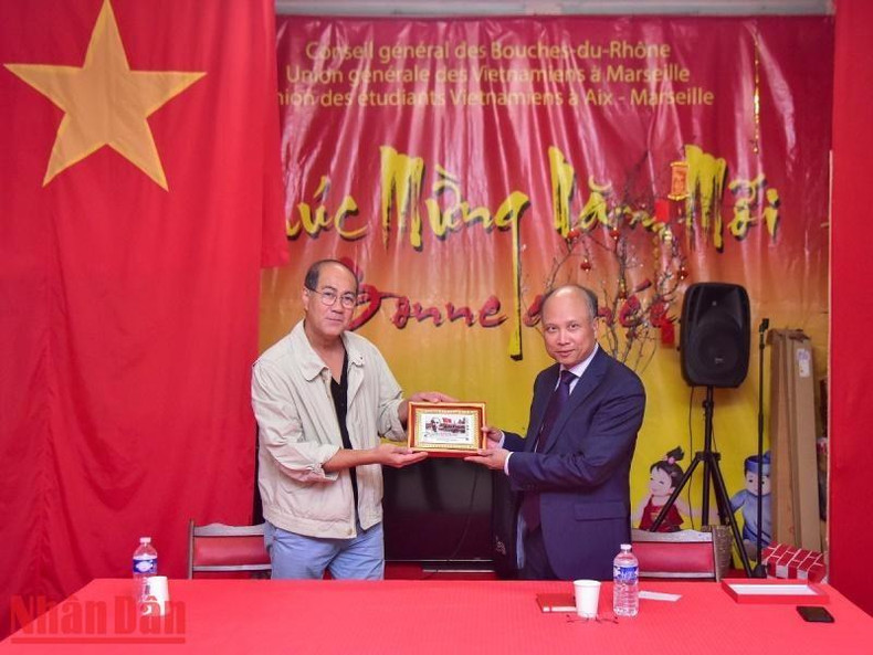 丁全胜大使向旅居马赛越南人协会赠送由法国邮政发行的纪念胡志明主席赴法国100周年邮票图。 丁全胜大使向旅居马赛越南人协会赠送由法国邮政发行的纪念胡志明主席赴法国100周年邮票图。