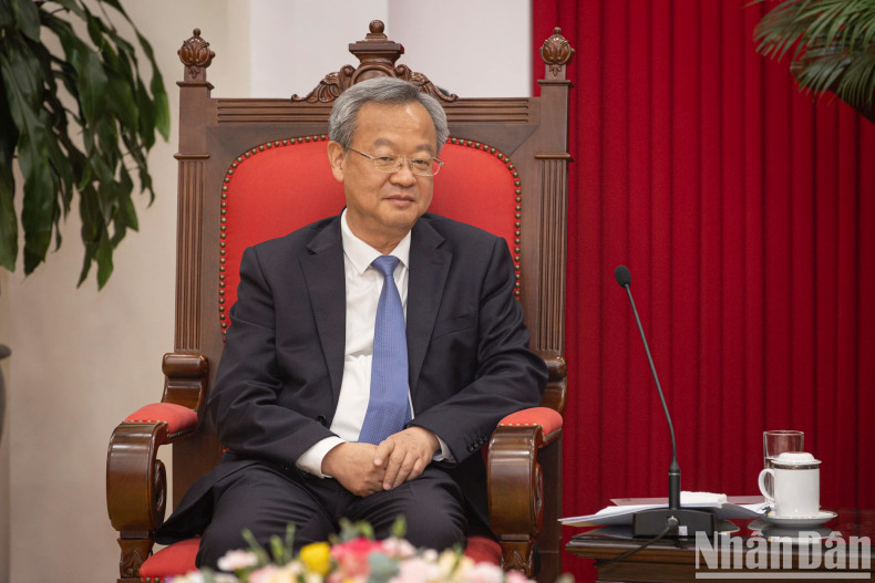 中国《人民日报》社总编辑陈建文发表讲话。 中国《人民日报》社总编辑陈建文发表讲话。