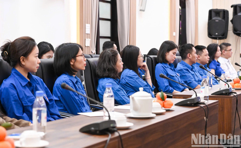 《人民报》社青年、胡志明共青团团员出席仪式。 《人民报》社青年、胡志明共青团团员出席仪式。