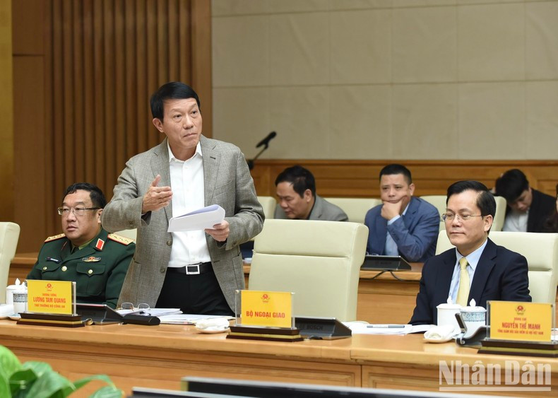 公安部副部长梁三光在会议上发言。