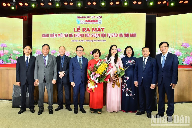 中央、河内市领导和获奖者合影。