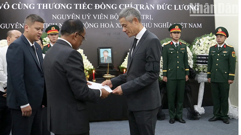 柬埔寨国会第二副主席翁素转交柬埔寨王国国会主席莫哈•拉萨菲•昆索达莉的唁信。 柬埔寨国会第二副主席翁素转交柬埔寨王国国会主席莫哈•拉萨菲•昆索达莉的唁信。