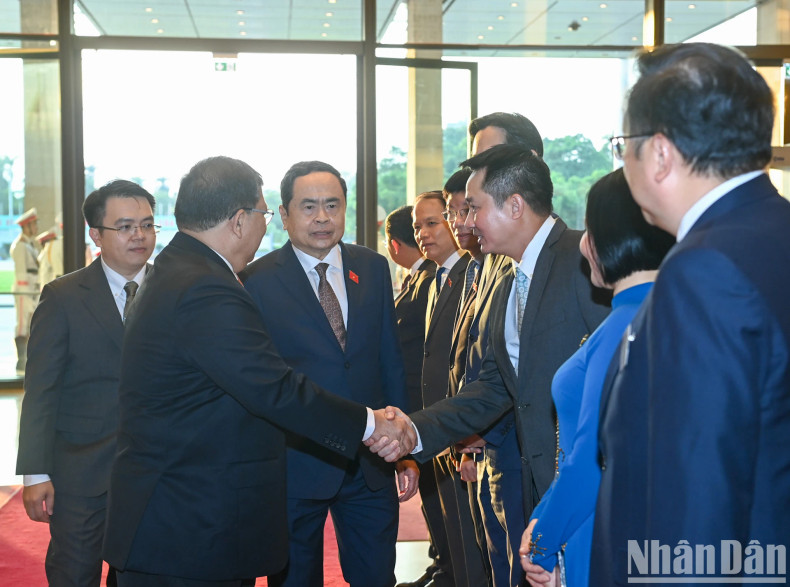 国会主席陈青敏向马来西亚国会下议院议长佐哈里·阿卜杜勒介绍参加欢迎仪式的越南代表团。