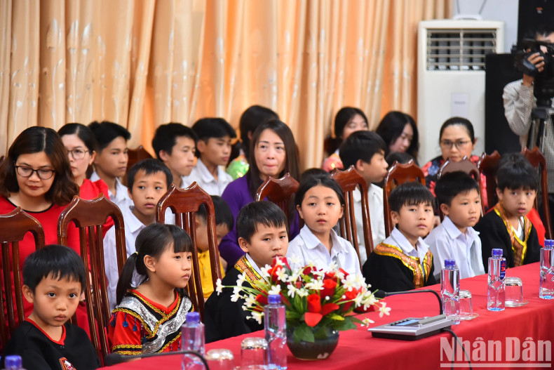 在奠边省综合社会保障单位的贫困儿童。 在奠边省综合社会保障单位的贫困儿童。