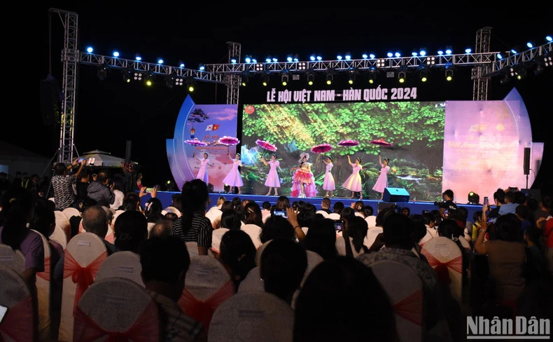 2024年岘港市越韩节开幕式吸引众多人的关注。 2024年岘港市越韩节开幕式吸引众多人的关注。
