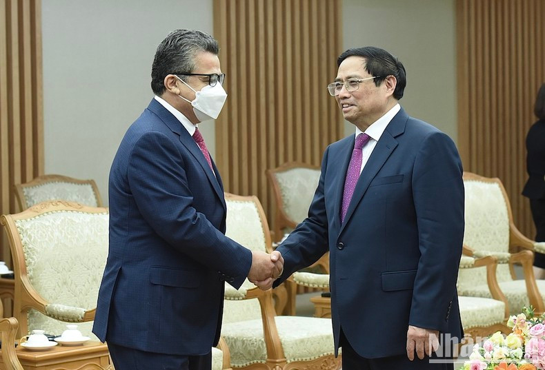 越南政府总理范明正会见由巴勒斯坦内政部长Ziad Hab Al-Reeh率领的工作代表团成员。