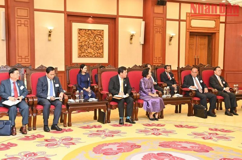柬埔寨王国国会高级代表团。 柬埔寨王国国会高级代表团。