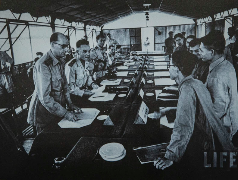 1954年7月4日,中嘉会议开幕式场景。越南人民军总司令部军事代表团和法国远征军司令部军事代表团出席会议,双方就日内瓦会议提出的军事问题展开讨论、并决定实施日内瓦会议决定的措施,包括战俘、执行停火和军事分界线等问题。 1954年7月4日,中嘉会议开幕式场景。越南人民军总司令部军事代表团和法国远征军司令部军事代表团出席会议,双方就日内瓦会议提出的军事问题展开讨论、并决定实施日内瓦会议决定的措施,包括战俘、执行停火和军事分界线等问题。