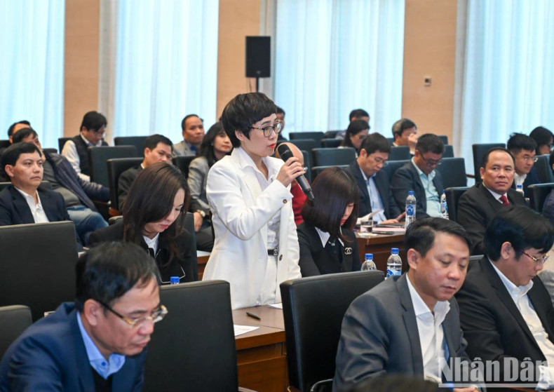 《信息报》社总编辑宁红娥发表讲话。 《信息报》社总编辑宁红娥发表讲话。