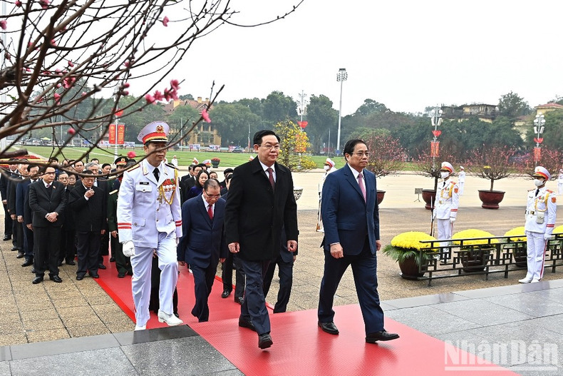 越南党和国家领导、前领导入陵瞻仰胡志明主席遗容。（登科 摄）