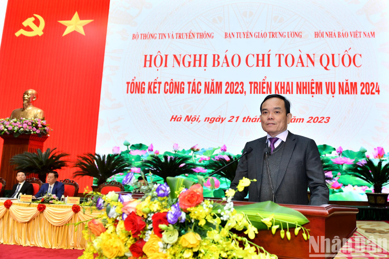 越共中央委员、越南政府副总理陈流光在会议上发表讲话。 越共中央委员、越南政府副总理陈流光在会议上发表讲话。