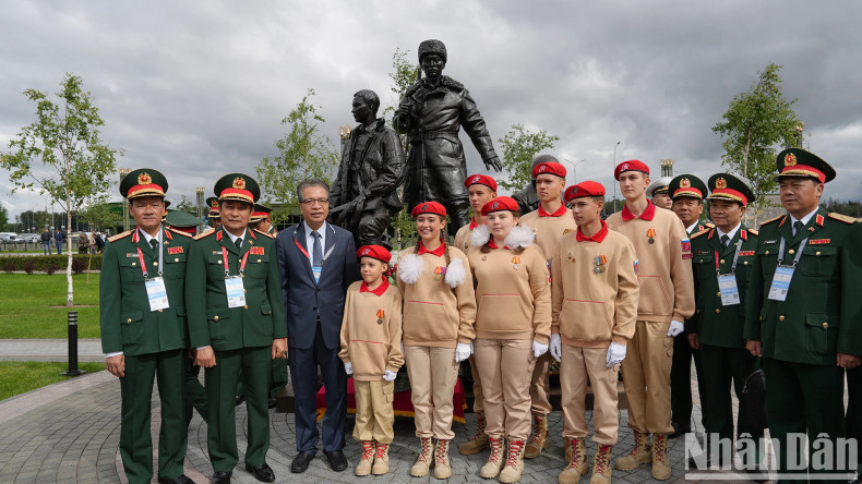 潘文江大将和各位代表。 潘文江大将和各位代表。