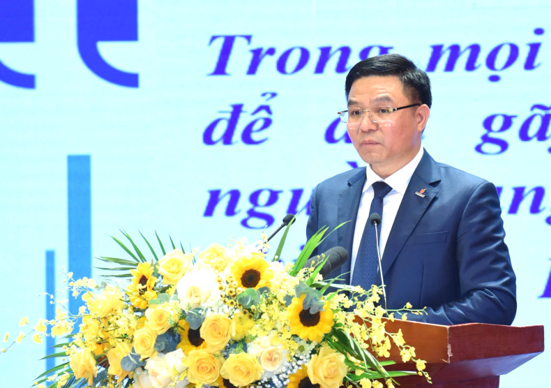 越南油气集团总经理黎孟雄发表讲话。