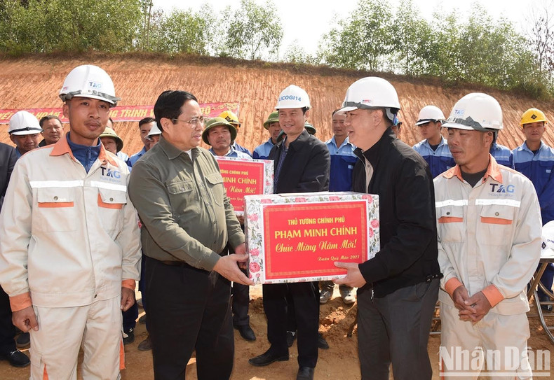 范明正总理向劳动工人赠送春节礼物。 范明正总理向劳动工人赠送春节礼物。