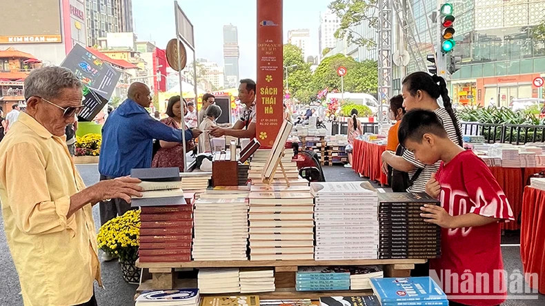 2025乙巳年春节书街吸引众多人的关注。