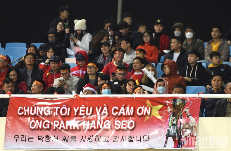 越南球迷向朴恒绪教练表达情感和感恩。