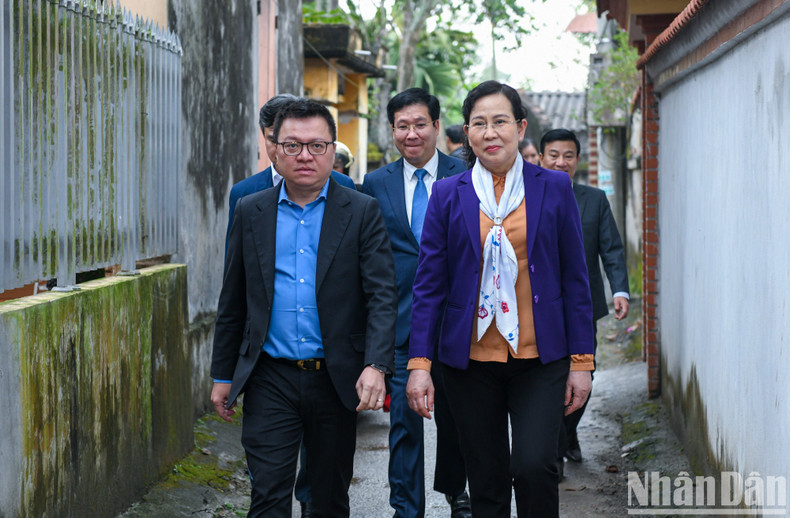 黎国明同志和黎氏水同志走访新移交的爱心房。