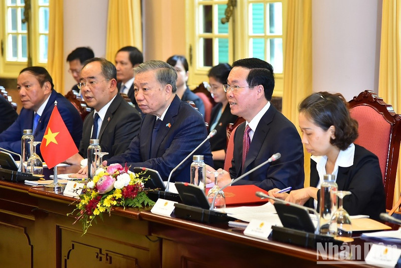 越南国家主席武文赏在会谈上发表讲话。