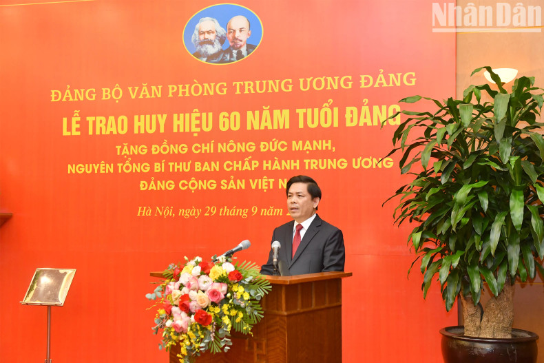 中央机关党委书记阮文体在仪式上发表讲话。