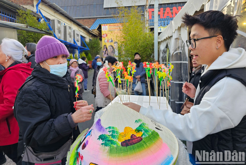 越南传统玩具和斗笠。