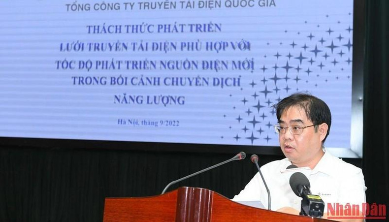 越南国家输电总公司计划部经理杜德雄在座谈会上发言。