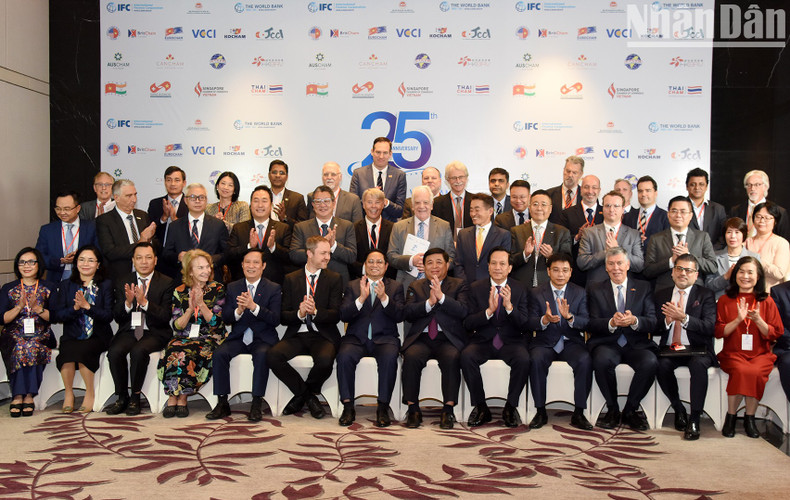 范明正总理和各位代表合影。 范明正总理和各位代表合影。