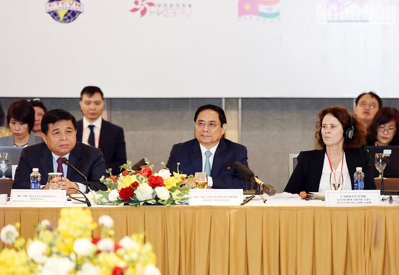 范明正总理对此次论坛的主题给予高度评价。 范明正总理对此次论坛的主题给予高度评价。