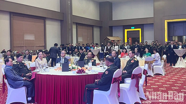 出席活动的各位代表。 出席活动的各位代表。