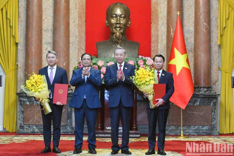 越共中央总书记、国家主席苏林向自然资源与环境部部长杜德维,司法部部长阮海宁授予任命决定书。政府总理范明正赠送鲜花,表示祝贺。 越共中央总书记、国家主席苏林向自然资源与环境部部长杜德维,司法部部长阮海宁授予任命决定书。政府总理范明正赠送鲜花,表示祝贺。