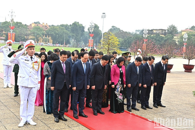河内市委、人民议会、人民委员会代表团入陵瞻仰胡志明主席遗容。（登科 摄）