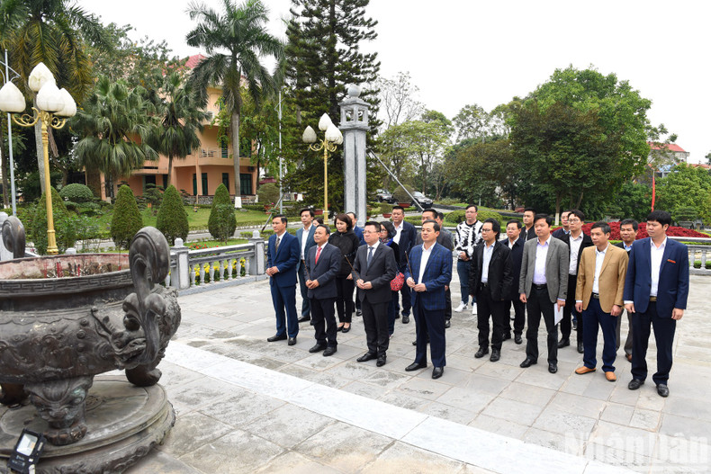 此前,由黎国明同志率领的《人民报》社工作代表团已前往太原省省委传统室敬香缅怀胡志明主席。 此前,由黎国明同志率领的《人民报》社工作代表团已前往太原省省委传统室敬香缅怀胡志明主席。