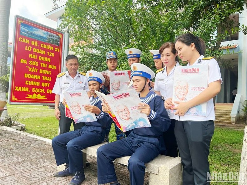海军干部、战士们阅读2023癸卯年《人民报》春节特刊。 海军干部、战士们阅读2023癸卯年《人民报》春节特刊。