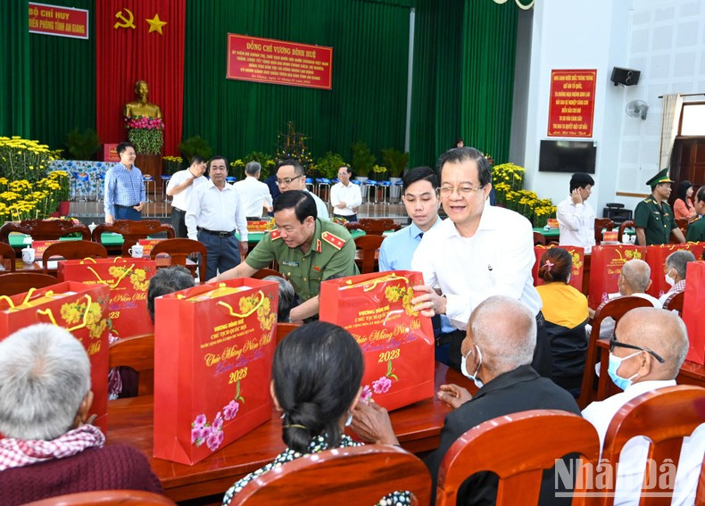 国会国防安全委员会主任黎晋至,安江省省委书记黎鸿光向优抚家庭、贫困户和劳动工人赠送春节礼物。 国会国防安全委员会主任黎晋至,安江省省委书记黎鸿光向优抚家庭、贫困户和劳动工人赠送春节礼物。