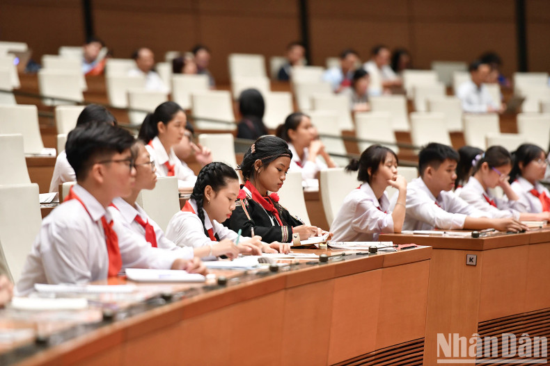 各位代表特别关注校园霸凌问题，这一现象已出现在高山地区学校。