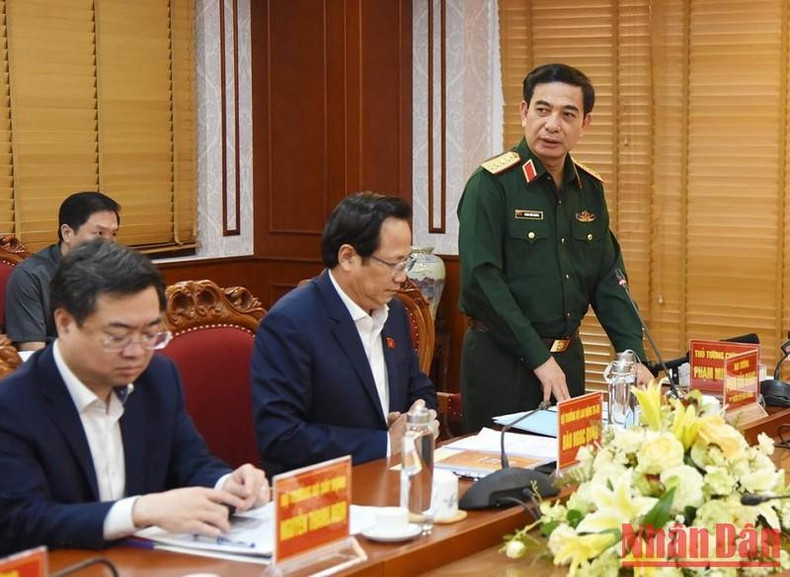 国防部部长潘文江大将在会上发言。 国防部部长潘文江大将在会上发言。