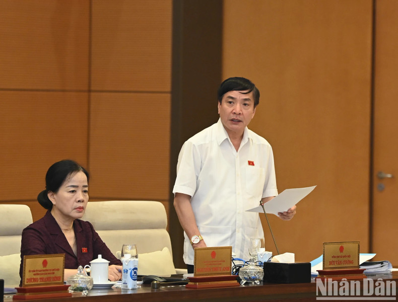 越南国会秘书长、国会办公厅主任裴文强发表讲话。