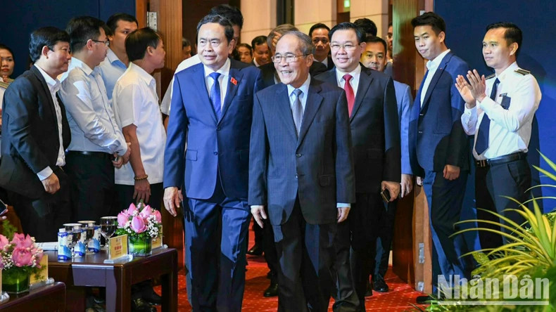 越南国会主席陈青敏以及党和国家领导人、前领导人出席仪式。 越南国会主席陈青敏以及党和国家领导人、前领导人出席仪式。