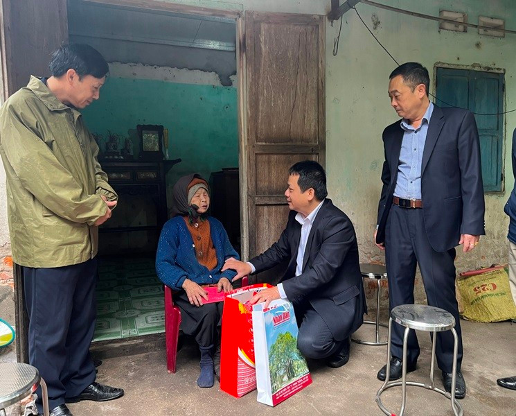 《人民报》社编辑委员会委员范双河向海阳省贫困家庭赠送礼物。 《人民报》社编辑委员会委员范双河向海阳省贫困家庭赠送礼物。