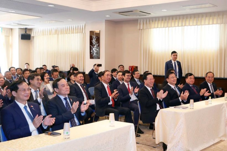 越南国家主席武文赏与各位代表欣赏文艺节目。