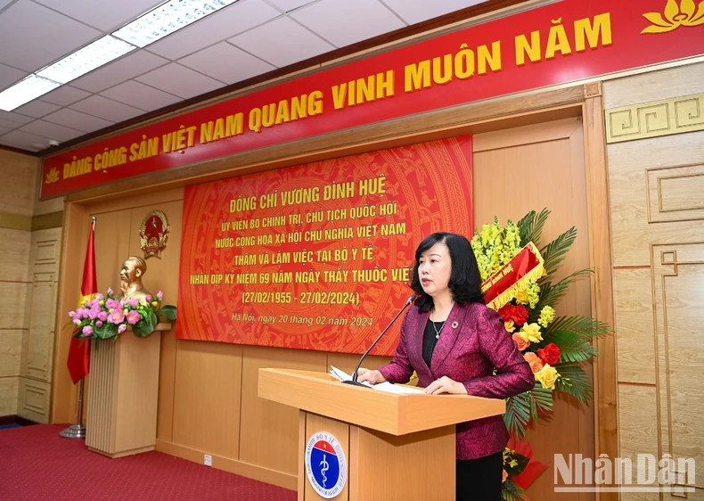 卫生部部长陶红兰在会议上发表讲话。