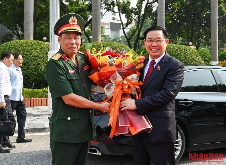 国防学院院长陈越科上将向国会主席王廷惠赠送鲜花。 国防学院院长陈越科上将向国会主席王廷惠赠送鲜花。